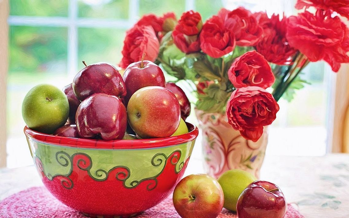 Sağlıklı meyve smoothiesiyle sunulan içecek